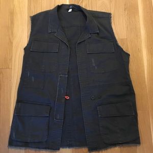 NWOT Men’s distressed 4 pocket supplies vest